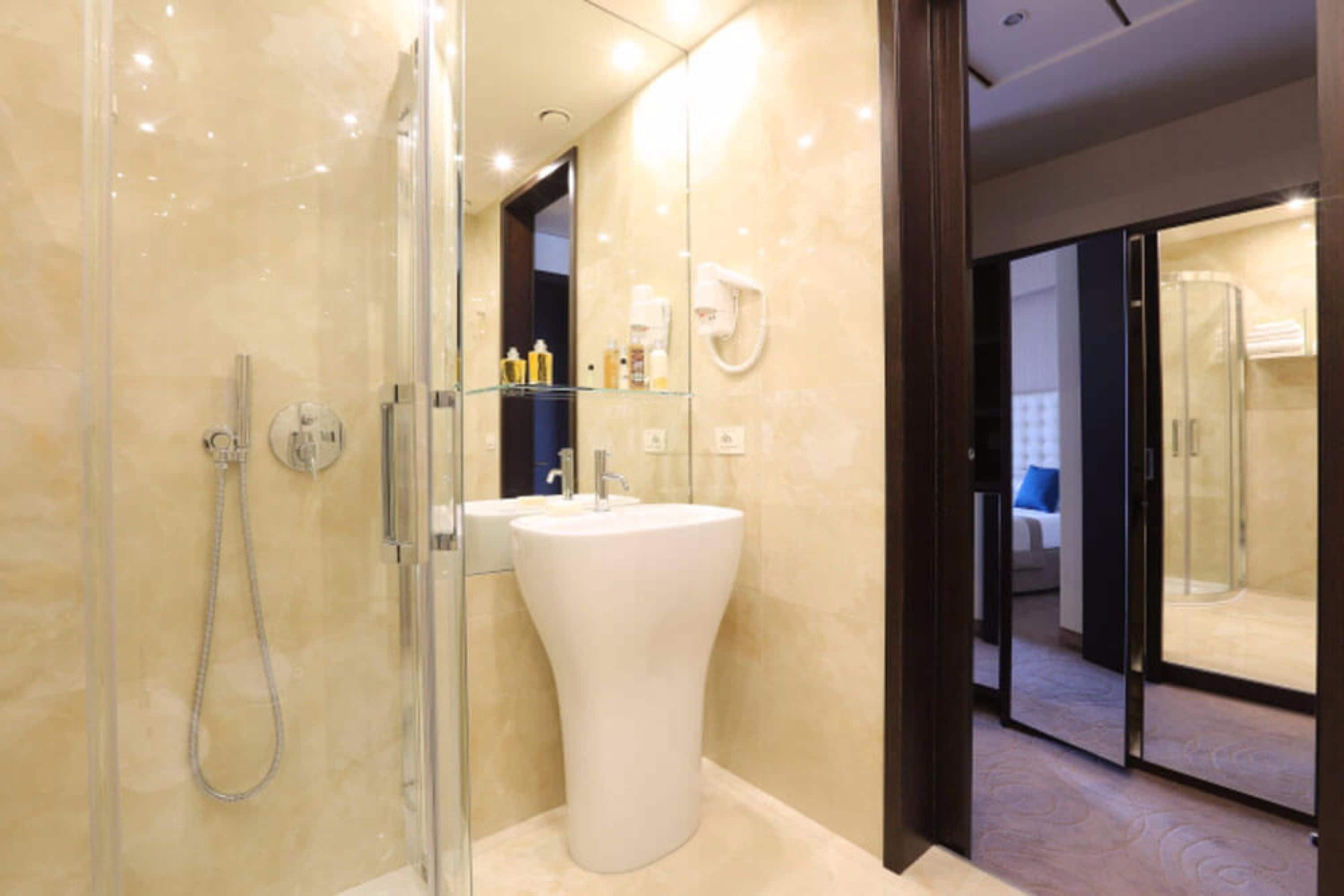 executive room, lake view | bathroom | free toiletries, hair dryer, slippers, bidet