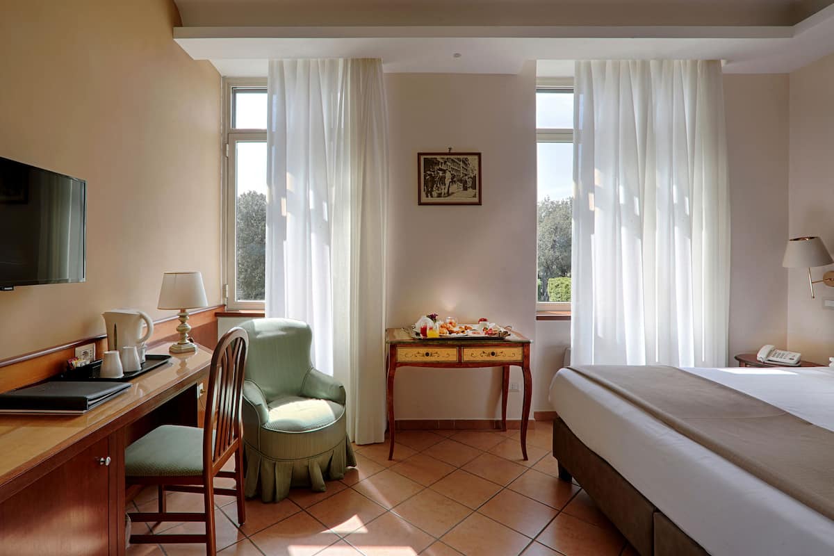 2 bedrooms, premium bedding, down comforters, minibar