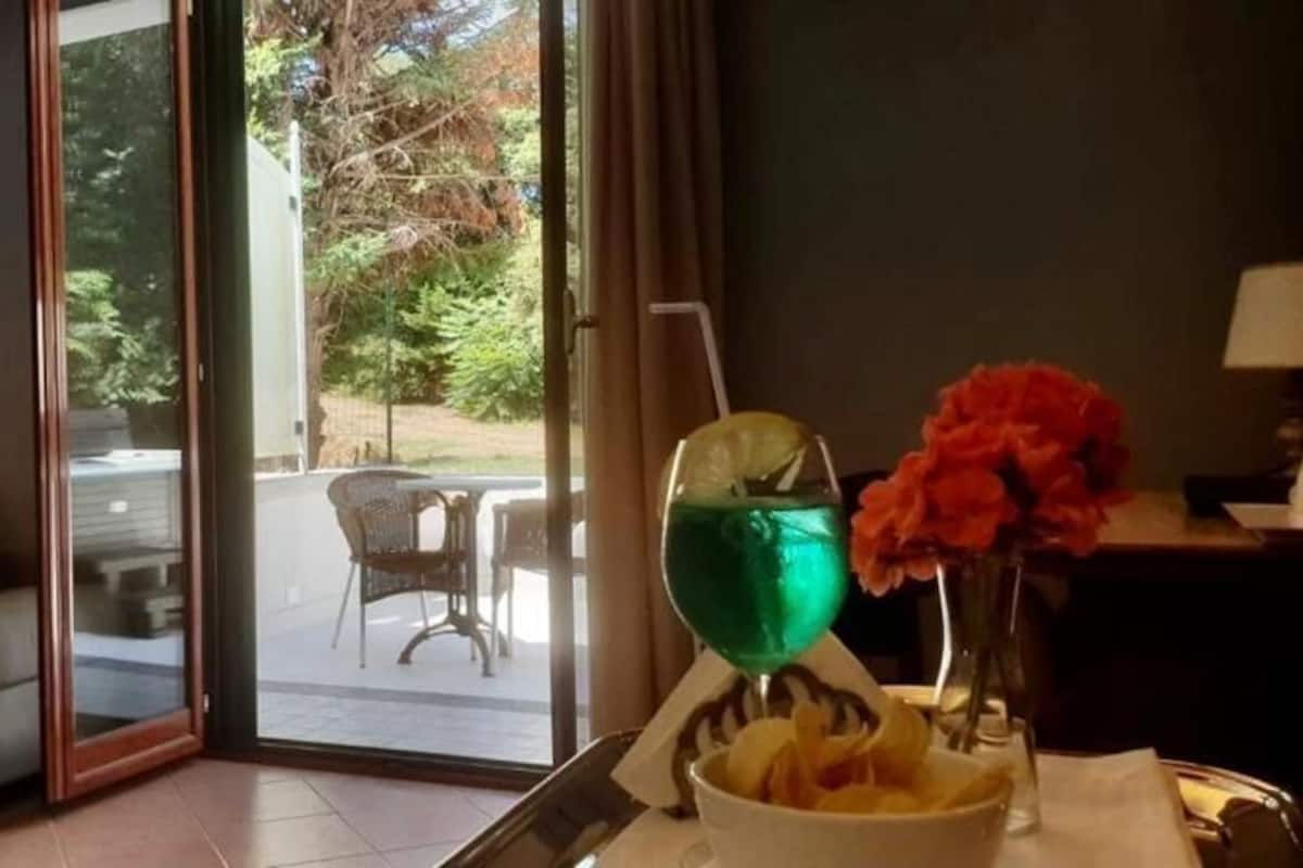 Dobbelt- eller tomannsrom – deluxe (vasca idromassaggio all'aperto) | Sengetøy av topp kvalitet, dundyner, minibar og safe på rommet