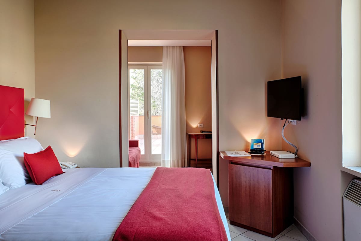 2 bedrooms, premium bedding, down comforters, minibar