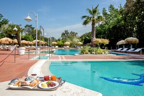 Seasonal outdoor pool, open 10:00 AM to 6:00 PM, pool umbrellas - Montespina Park Hotel (Naples)