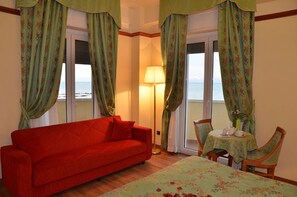 迷你吧、客房内保险箱、办公桌、婴儿床