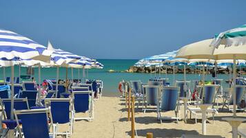 Privatstrand, Liegestühle, Sonnenschirme, Strandbar