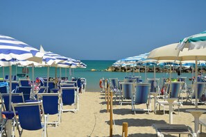 Private beach, sun-loungers, beach umbrellas, beach bar - Grand Hotel Montesilvano (Montesilvano)