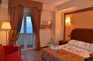 迷你吧、客房内保险箱、办公桌、婴儿床