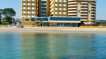 Privat strand, solsenger, parasoller og strandbar