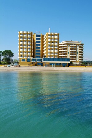 Playa privada, tumbonas, sombrillas y bar en la playa