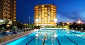 Front of property â evening/night