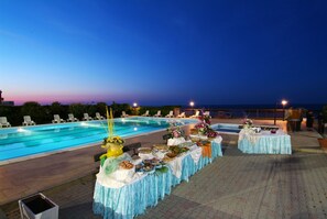 Seasonal outdoor pool, open 9:00 AM to 7:00 PM, pool umbrellas - Grand Hotel Montesilvano (Montesilvano)