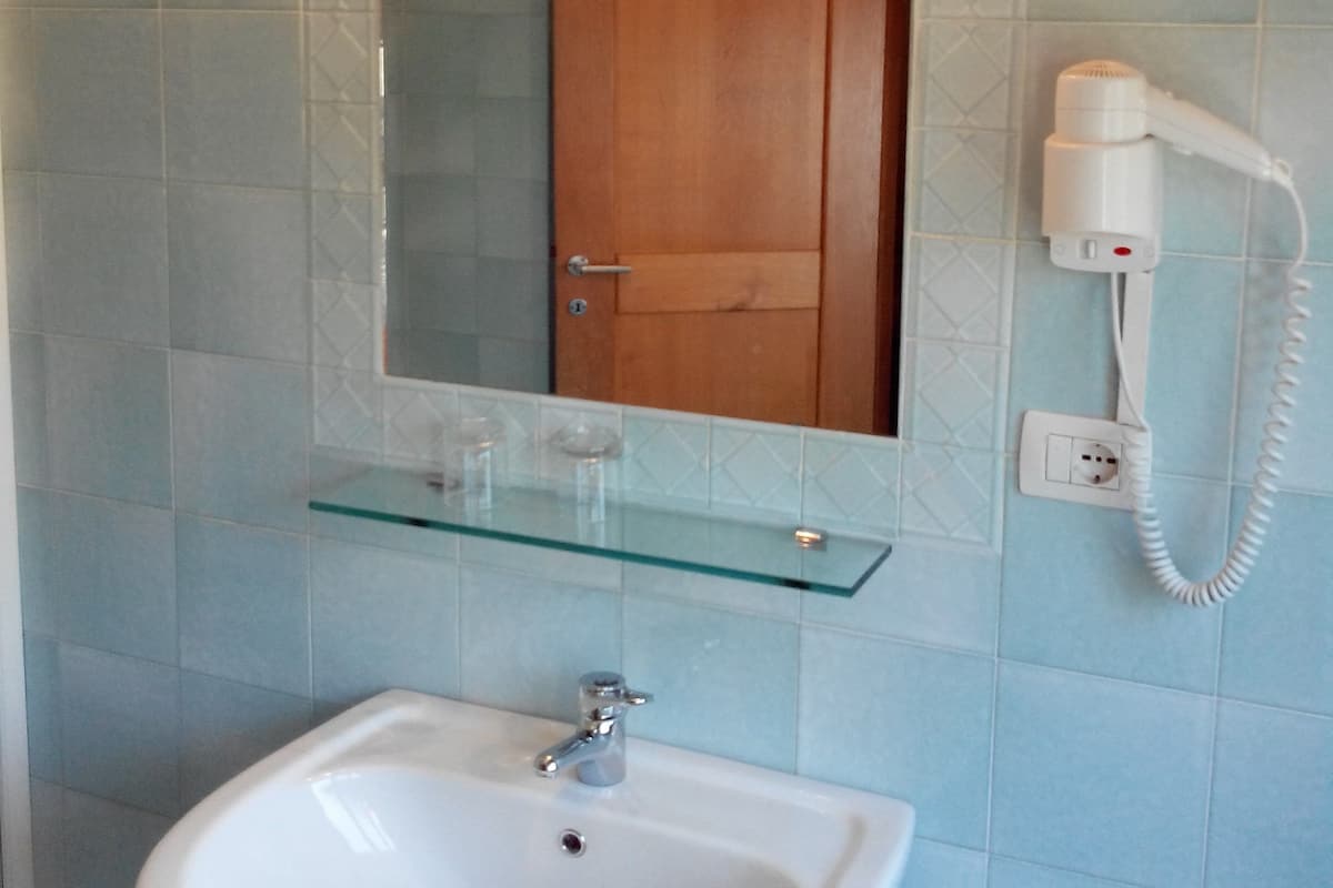 Quadruple Room | Bathroom sink