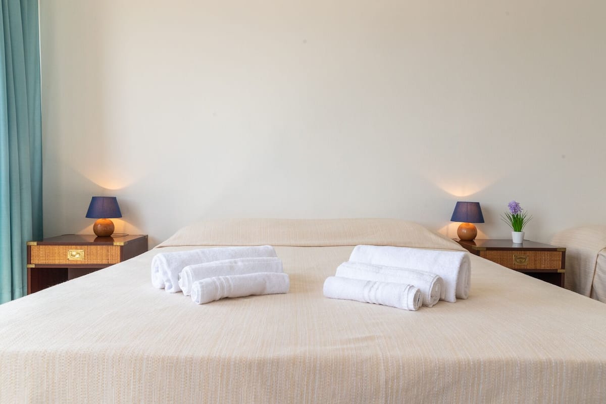 Minibar, free WiFi, bed sheets