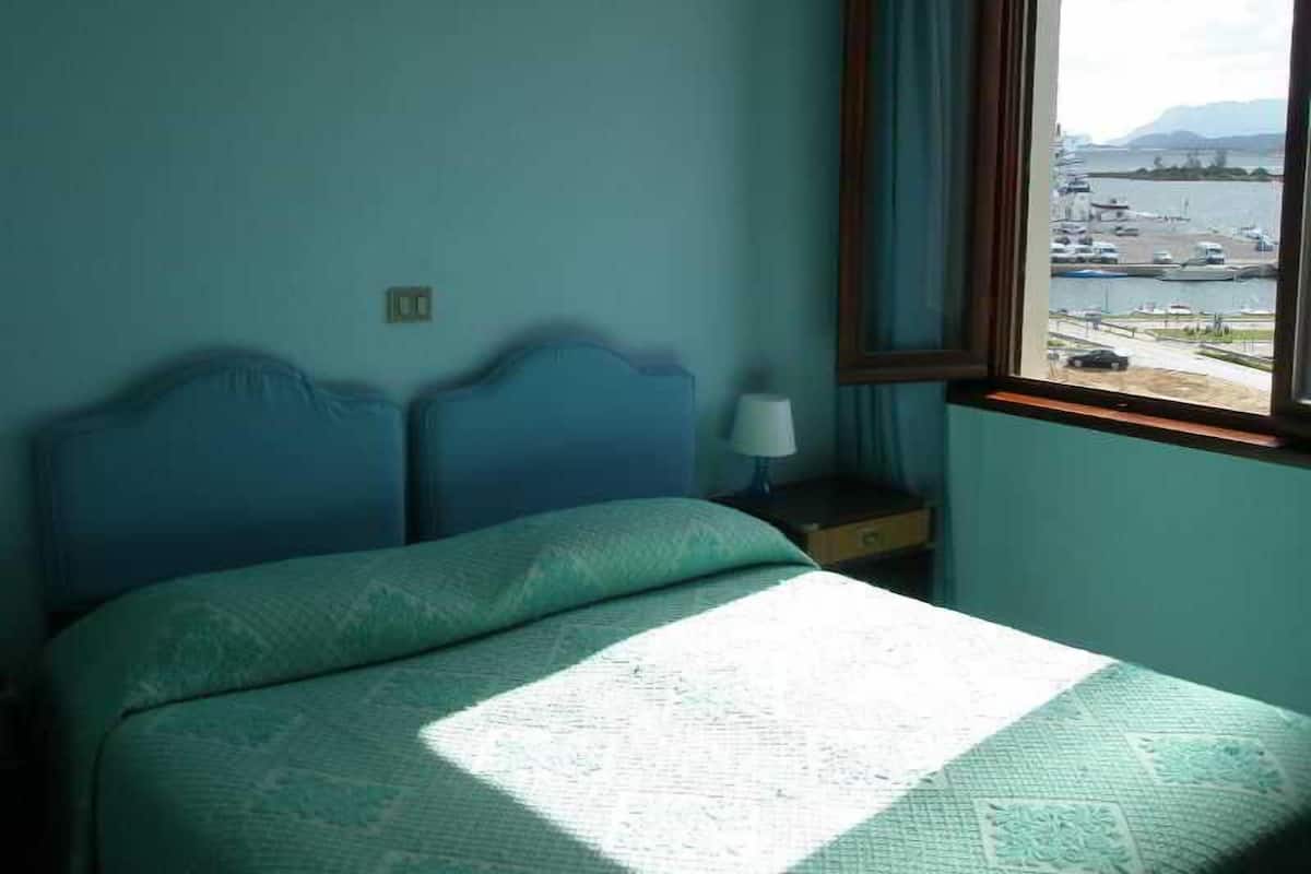 Minibar, WiFi (free), bed sheets
