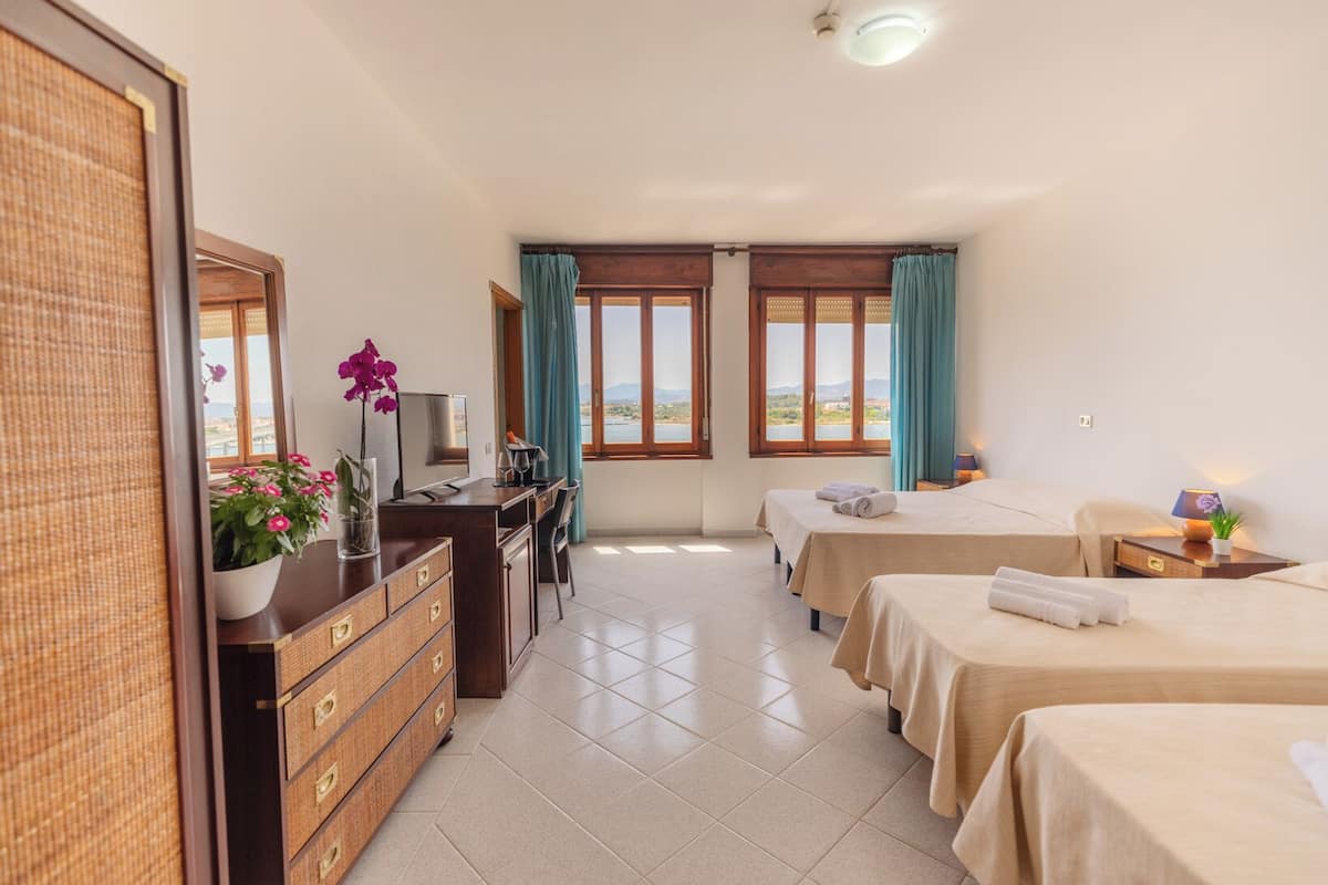 Minibar, WiFi (free), bed sheets