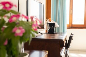 迷你吧、免費 Wi-Fi、床單