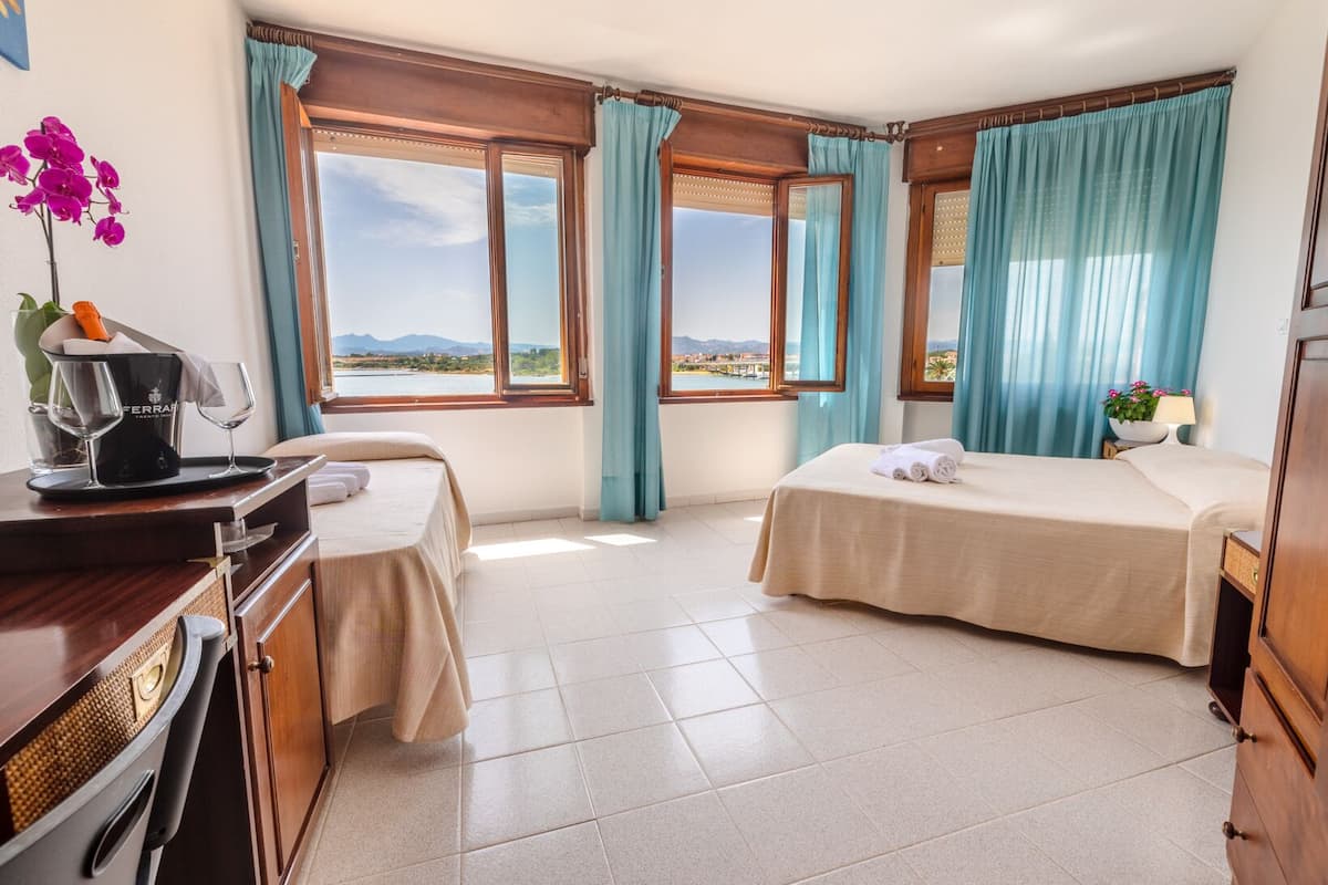 minibar, free wifi, bed sheets