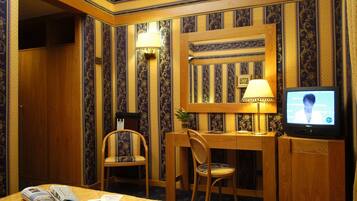 Minibar, Schreibtisch, kostenloses WLAN, Bettwäsche