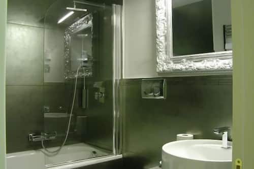 Combined shower/bathtub, free toiletries, hair dryer, bidet
