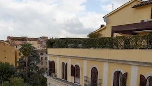 A multi-story building with balconies and a street view. - LH Hotel Andreotti (Rome)