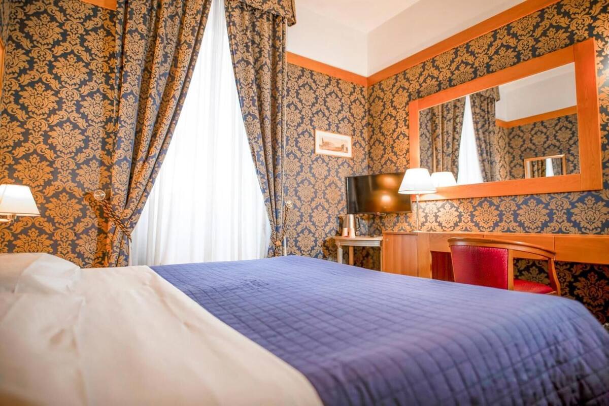 Minibar, bureau, accès au Wi-Fi (inclus), literie fournie