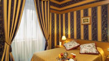 Minibar, Schreibtisch, kostenloses WLAN, Bettwäsche