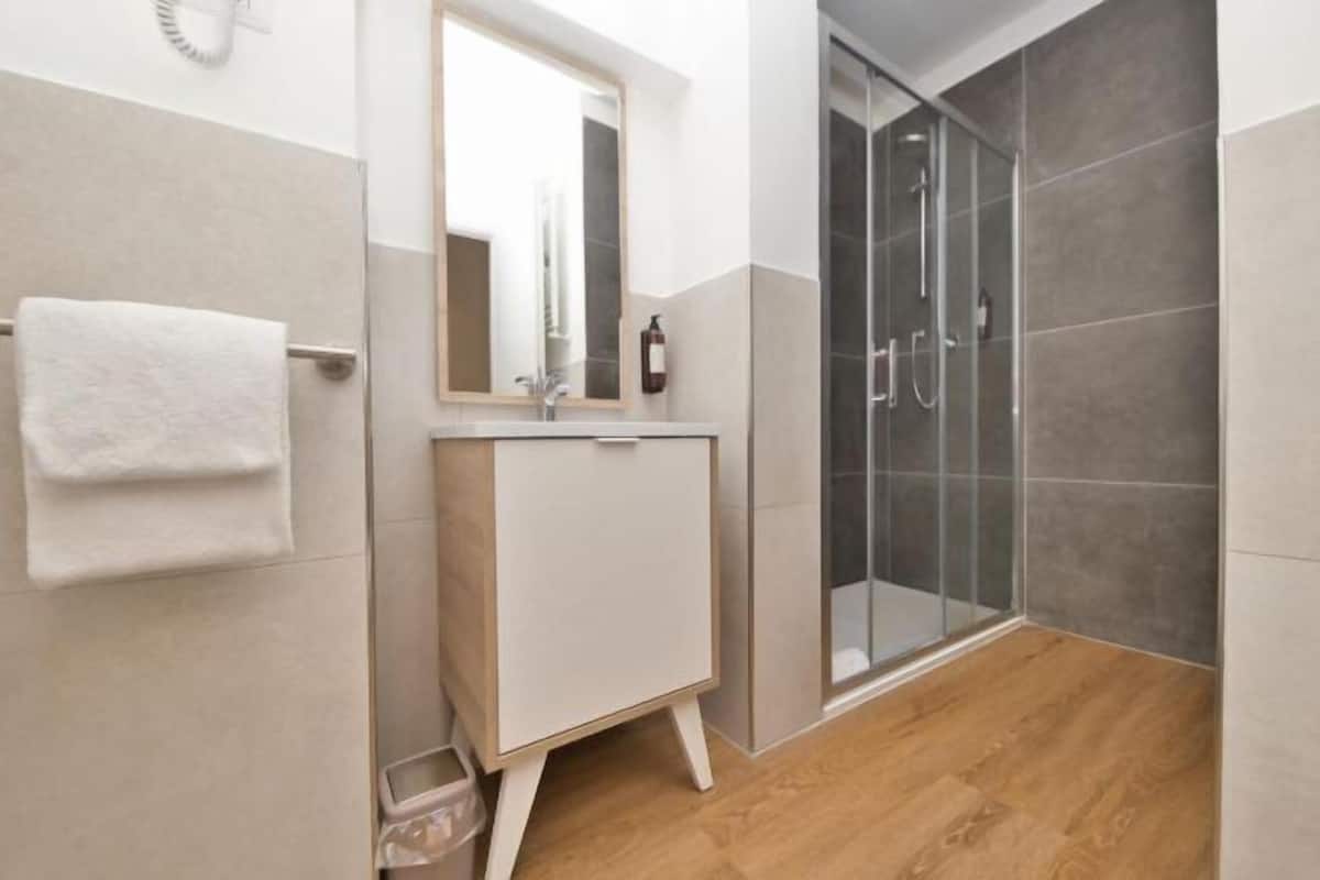 Salle de bain | Ensemble douche/baignoire, articles de toilette gratuits, sèche-cheveux
