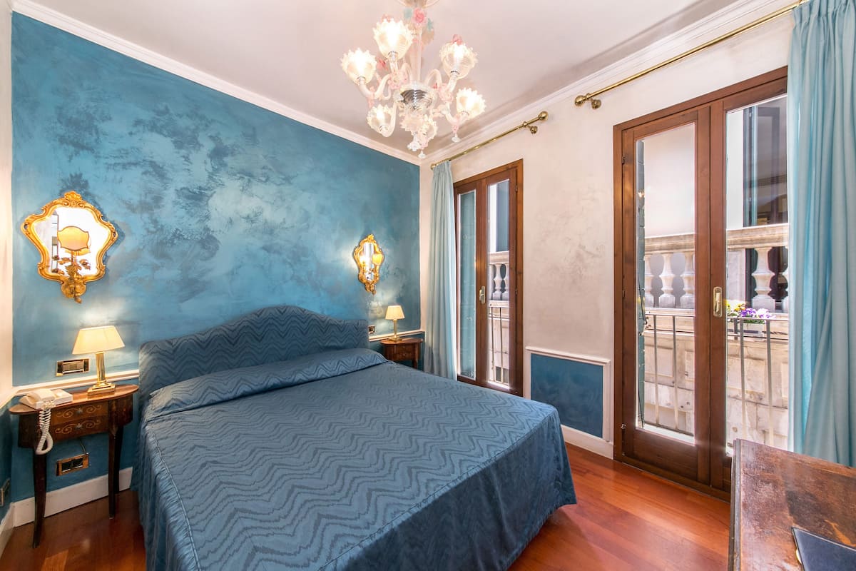 Standaard kamer, 1 twee- of 2 eenpersoonsbedden | Luxe beddengoed, donzen dekbedden, een kluis op de kamer, een bureau
