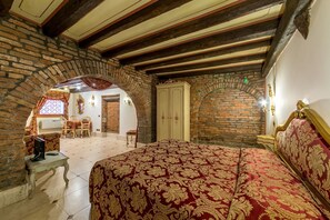 Suite, bijgebouw | Luxe beddengoed, donsdekens, een kluis op de kamer, een bureau