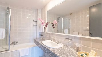 Douche, douche à « effet pluie », articles de toilette de luxe