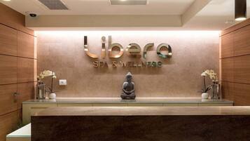 Un comptoir d’accueil avec une enseigne indiquant « Libere SPA & WELLNESS ».