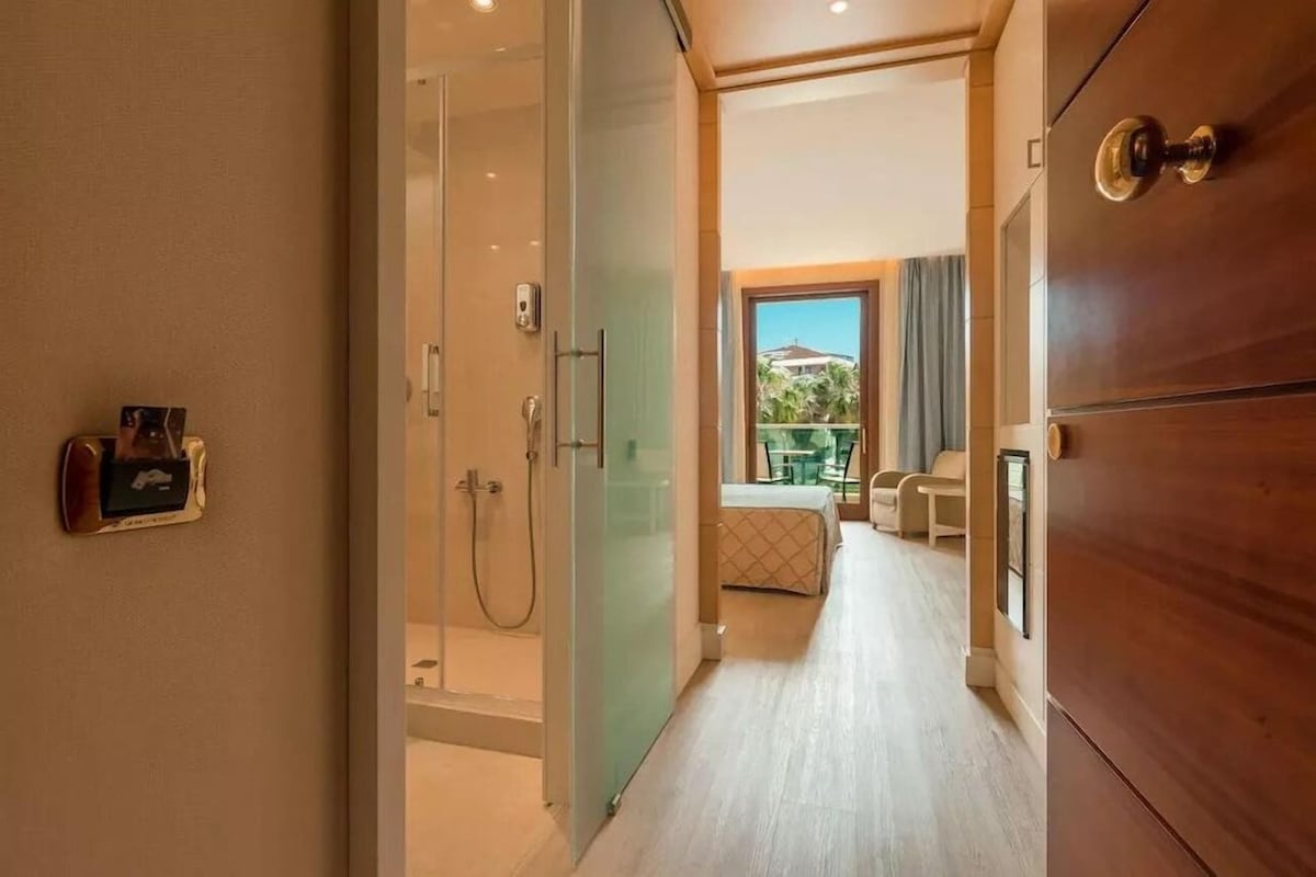Minibar, safe på rommet, skrivebord og lydisolert