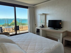 Minibar, caja de seguridad en la habitación y escritorio 