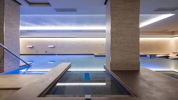Piscine extérieure (ouverte en saison), chaises longues