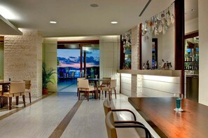 2 restaurantes; se sirve cocina local 