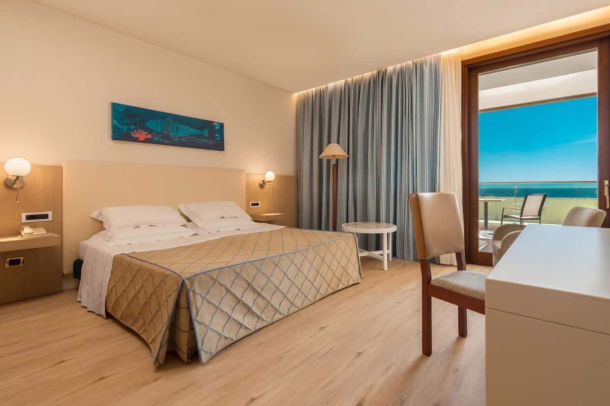 Minibar, safe på rommet, skrivebord og lydisolert