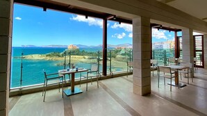 A spacious balcony with a clear view of the sea and distant mountains. - Smy Carlos V Alghero (Alghero)