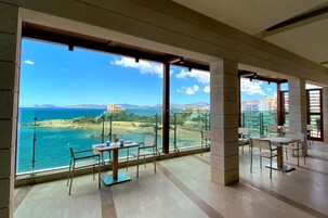 2 restaurantes; se sirve cocina local