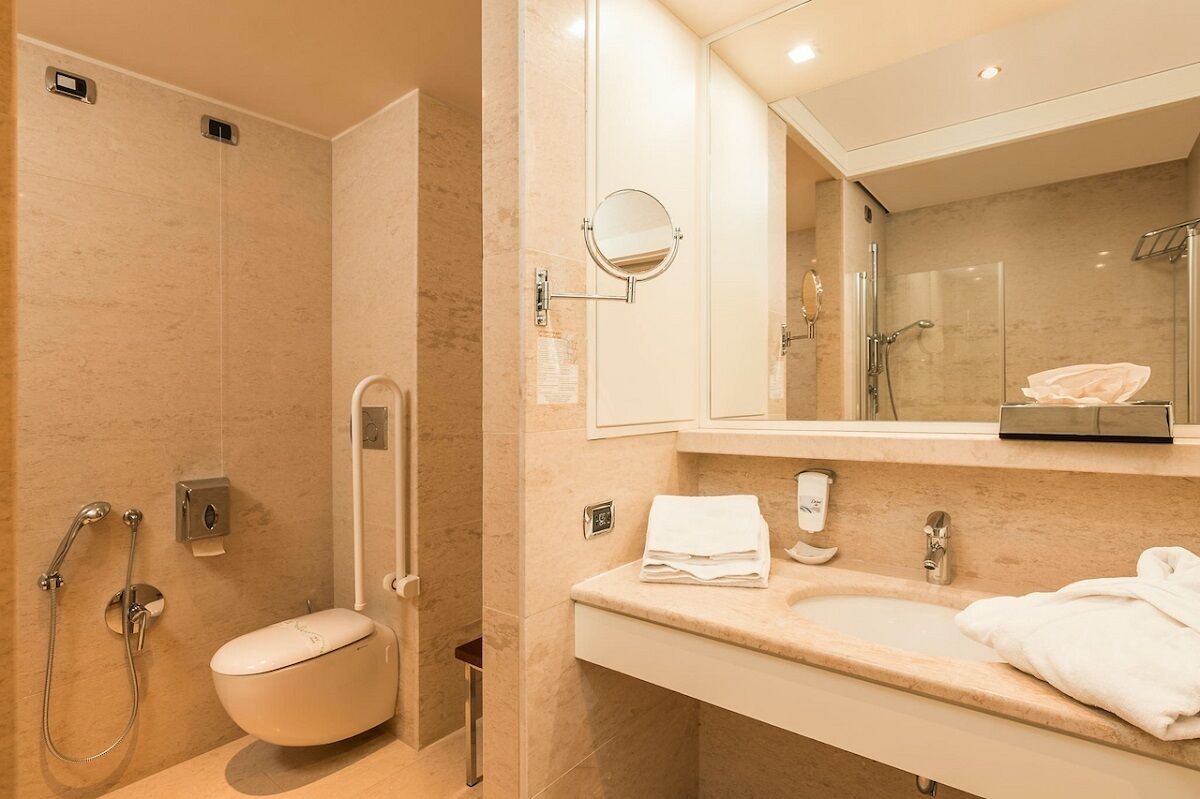 Un baño moderno con inodoro, bidé y ducha.