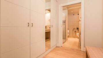 Un bagno moderno con doccia, servizi igienici e lavabo.