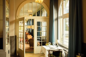 2 restaurants, breakfast, lunch, dinner served; French cuisine
