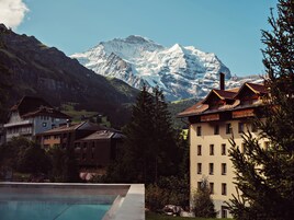 室内游泳池，室外游泳池，08:00 至 20:00 开放，池畔遮阳伞