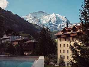 室內游泳池和室外游泳池,開放時間為 08:00 至 20:00,提供泳池遮陽傘