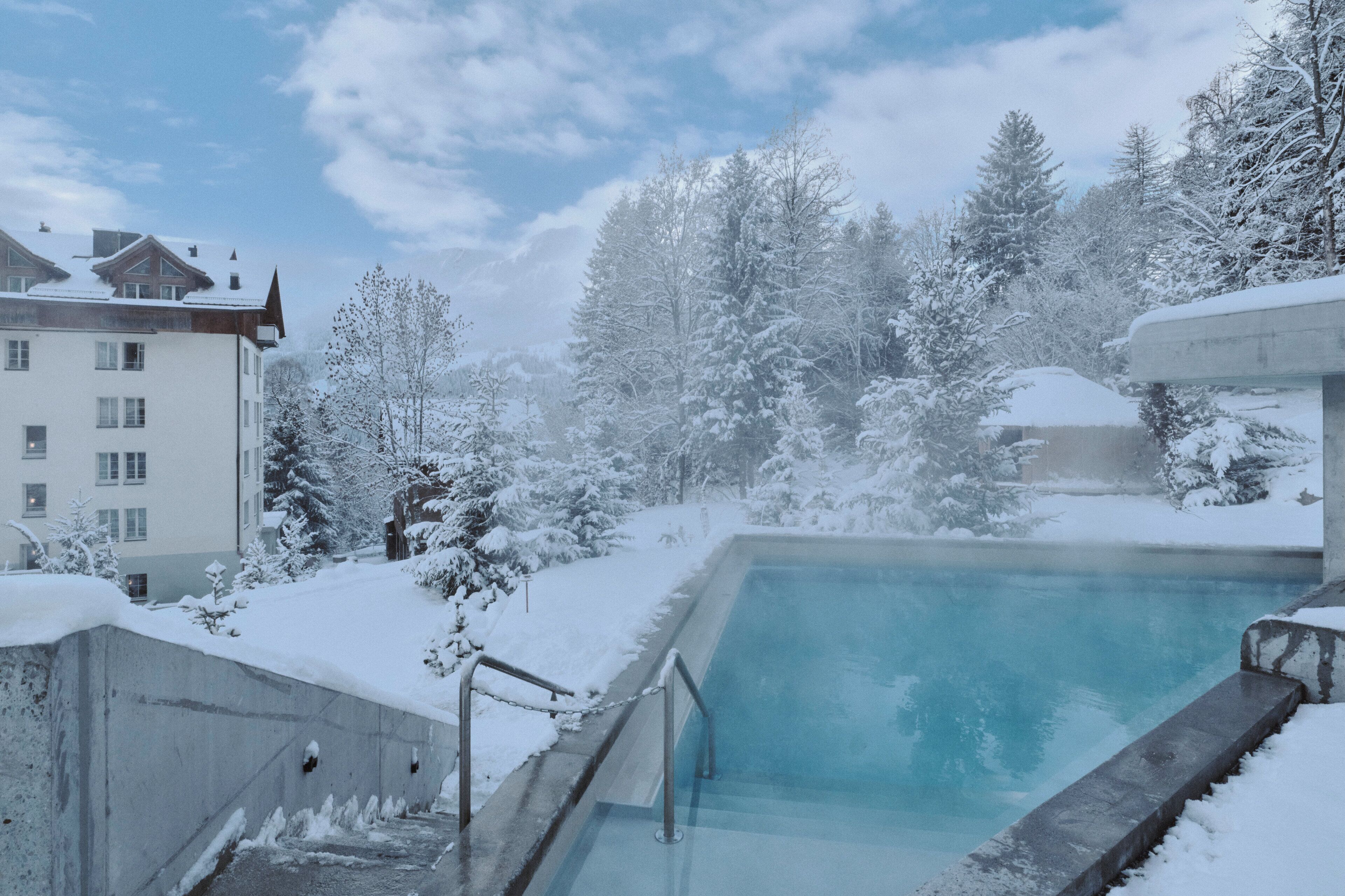 Indendørs pool, udendørs pool, parasoller