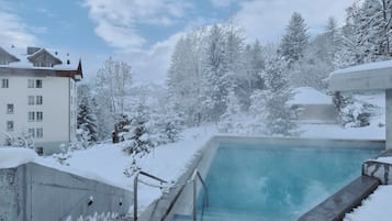 Indendørs pool, udendørs pool, parasoller