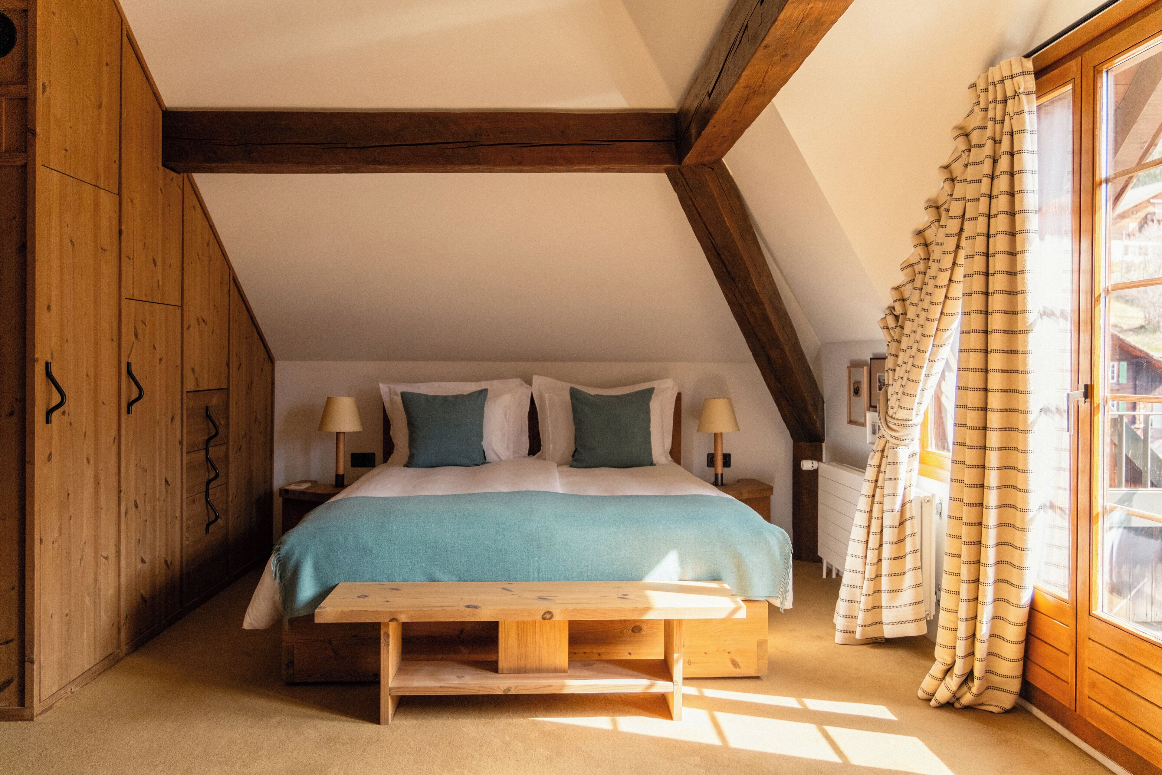 Junior suite (Attic, Family, Jungfrau View) | Luxe beddengoed, pillowtop-bedden, een minibar, een kluis op de kamer