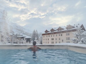 Innendørsbasseng, utendørsbasseng og bassengparasoller