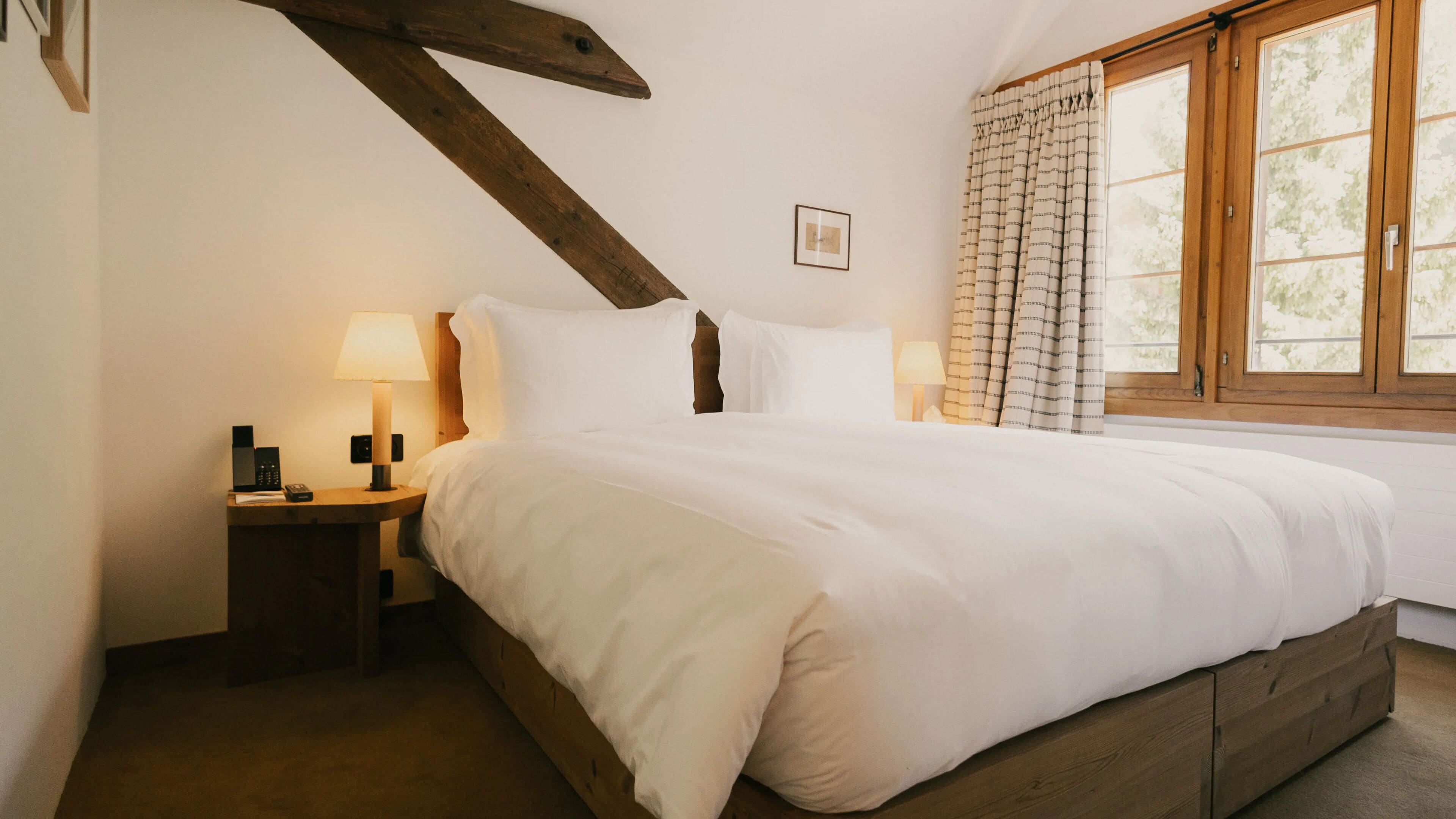 Deluxe kamer (Attic, Garden View) | Luxe beddengoed, pillowtop-bedden, een minibar, een kluis op de kamer