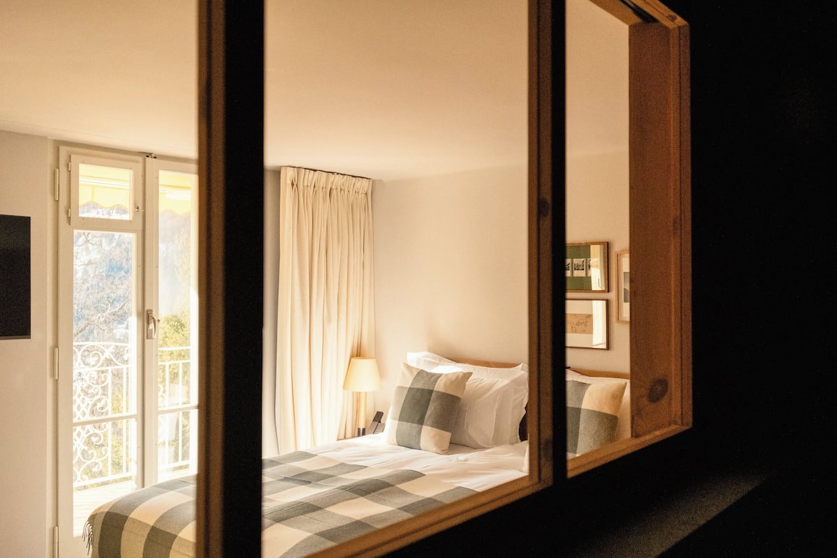 Deluxe Room (Jungfrau) | Peralatan tempat tidur premium, tilam berlapik, bar mini