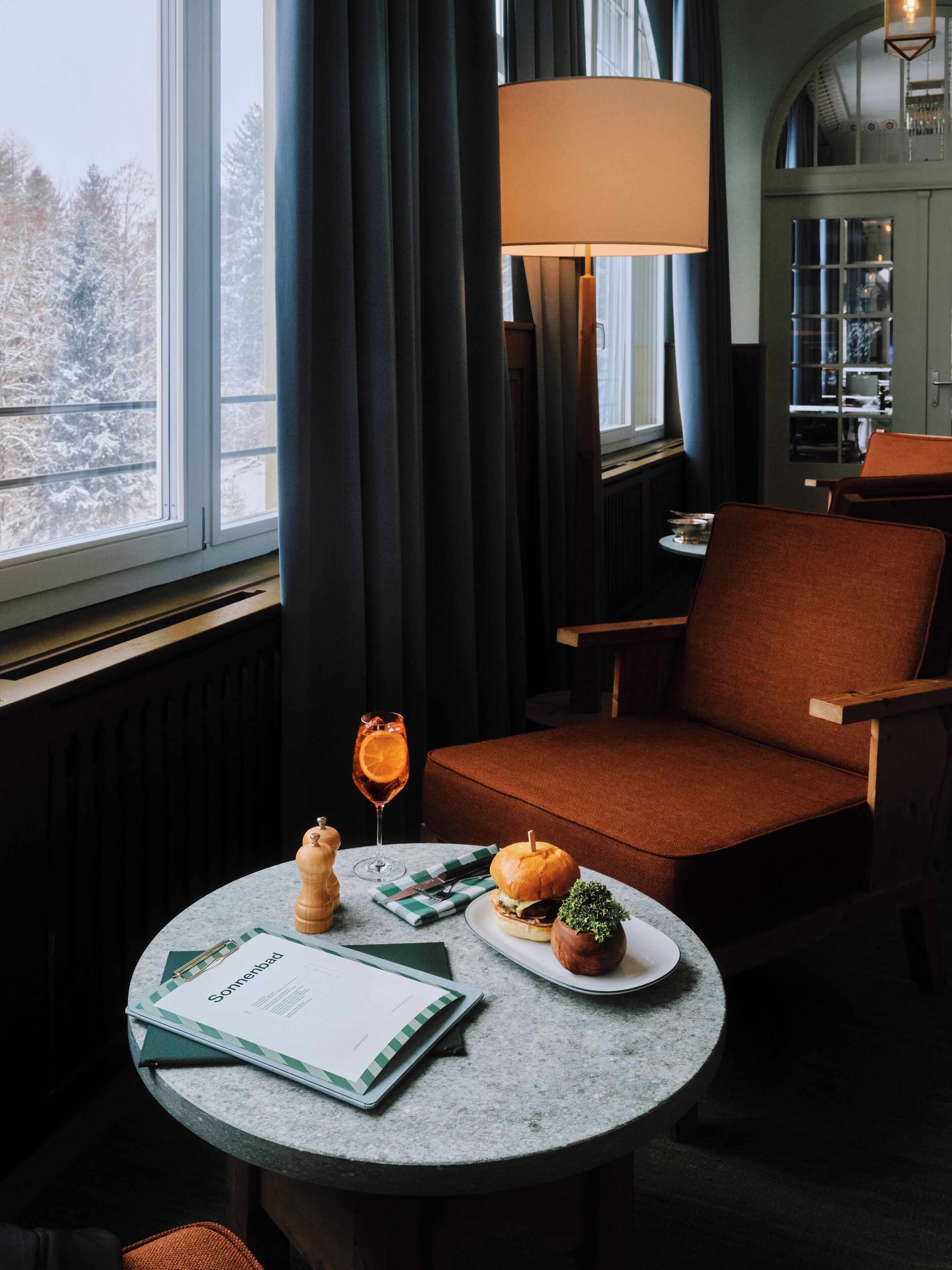 2 restaurants; lunch and dinner served