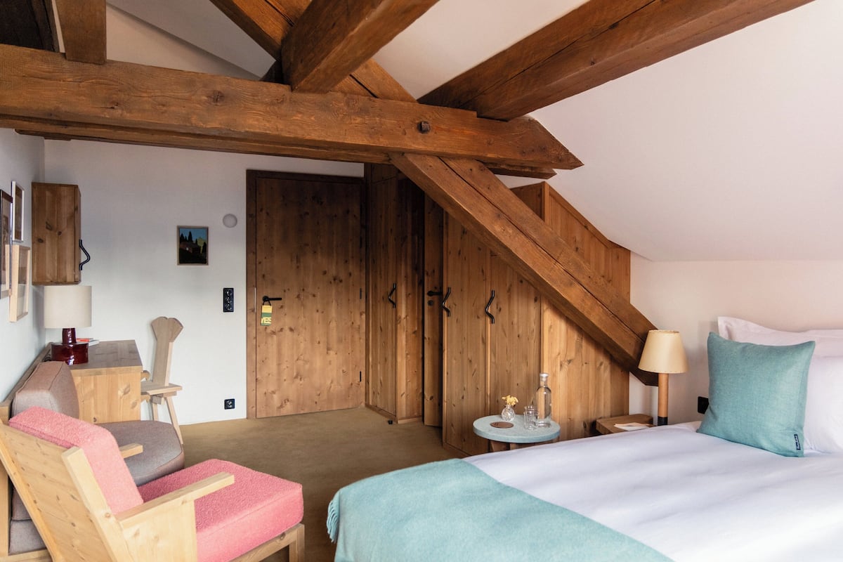 Superior Room (Attic, Jungfrau View) | Peralatan tempat tidur premium, tilam berlapik, bar mini