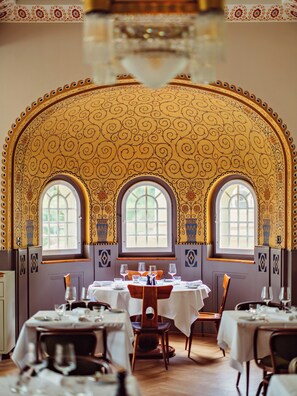 2 restaurants servant le déjeuner et le dîner